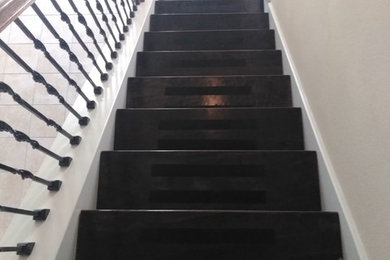 オースティンにあるトランジショナルスタイルのおしゃれな階段の写真