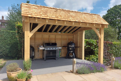 Design ideas for a traditional patio in Surrey.