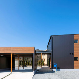 他の地域のインダストリアルスタイルのおしゃれな家の外観 (黒い外壁、片流れ屋根) の写真