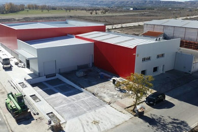 Modelo de fachada roja industrial de tamaño medio de una planta con revestimiento de metal y tejado a dos aguas