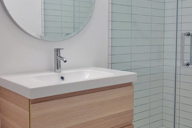 Bathroom - contemporary bathroom idea in New York