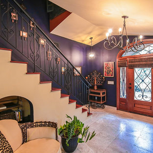 Réalisation d'un hall d'entrée bohème de taille moyenne avec un mur violet, une porte simple et une porte en bois brun.
