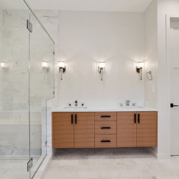 Mariposa // Main Bathroom