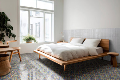 Esempio di una camera da letto con pavimento in gres porcellanato