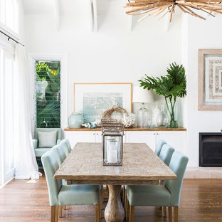 ゴールドコーストのビーチスタイルのLDKの画像 (白い壁、塗装フローリング、標準型暖炉、茶色い床)