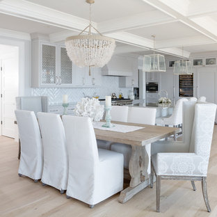 ボストンのビーチスタイルのLDKの画像 (グレーの壁、淡色無垢フローリング、ベージュの床)