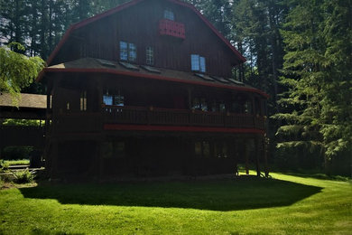 Foto de fachada de casa marrón rural extra grande de tres plantas con revestimiento de madera