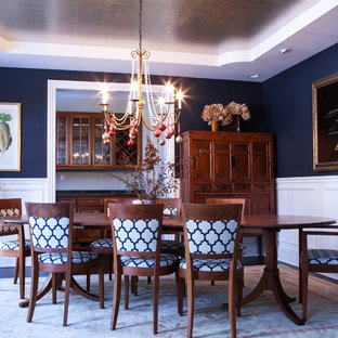 Exemple d'une salle à manger chic fermée et de taille moyenne avec un mur bleu et moquette.