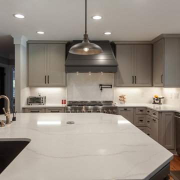 LARGE TWO-TONE KITCHEN