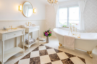 ミュンヘンにある高級な広いトラディショナルスタイルのおしゃれなバスルーム (浴槽なし) (白いキャビネット、置き型浴槽、バリアフリー、白いタイル、セラミックタイル、白い壁、大理石の床、ベッセル式洗面器、白い洗面カウンター、独立型洗面台) の写真