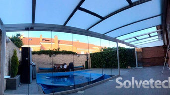 Combinación de instalación de techo móvil y fijo en un porche de Madrid