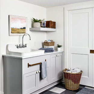 ワシントンD.C.のビーチスタイルのおしゃれなランドリールーム (シェーカースタイル扉のキャビネット、グレーのキャビネット、白い壁、マルチカラーの床、白いキッチンカウンター) の写真