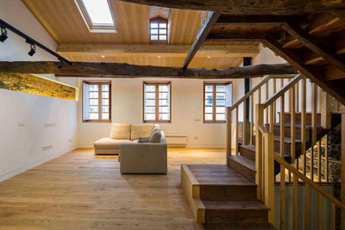 Ejemplo de salón abierto rural con vigas vistas