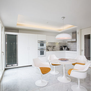 Modern White Kitchen with touches of color, by Architect Your Home Portugal