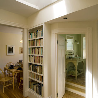 Klassisk inredning av en hall, med beige väggar, mellanmörkt trägolv och gult golv