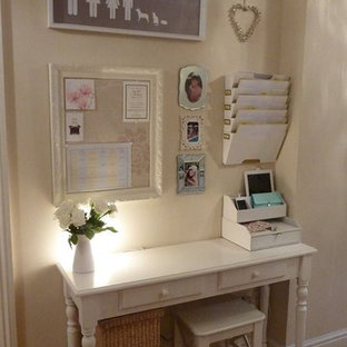 Inspiration för ett litet shabby chic-inspirerat hemmabibliotek, med ljust trägolv, ett fristående skrivbord och beige väggar