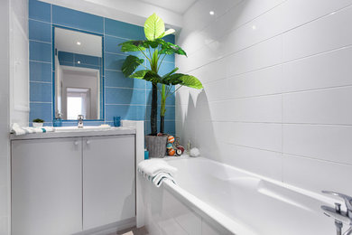 This is an example of a modern bathroom in Toulouse.