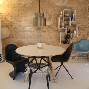 オーフスの小さいモダンスタイルのLDKの画像 (白い壁、塗装フローリング、白い床)