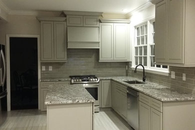 Example of a classic kitchen design in Atlanta