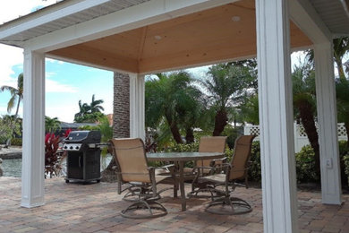 Example of a classic home design design in Miami
