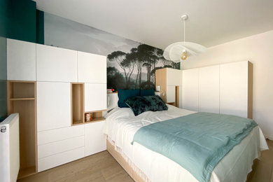 Cette photo montre une chambre parentale tendance de taille moyenne avec un mur vert, un sol en carrelage de céramique, aucune cheminée, un sol beige et du papier peint.