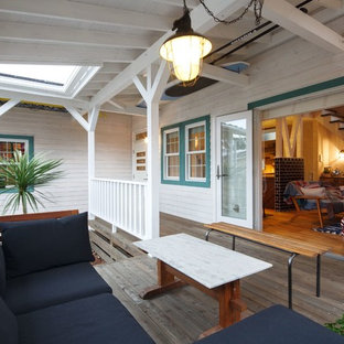 他の地域のビーチスタイルのおしゃれなデッキ (張り出し屋根) の写真