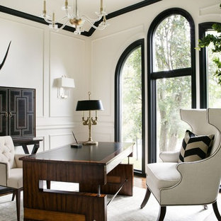 Idéer för mellanstora vintage hemmabibliotek, med vita väggar, heltäckningsmatta och ett fristående skrivbord