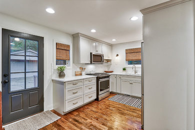 Example of a transitional kitchen design in Chicago