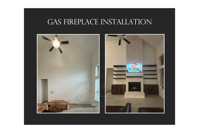 ヒューストンにあるラスティックスタイルのおしゃれなリビング (標準型暖炉、石材の暖炉まわり、壁掛け型テレビ) の写真