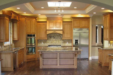 Example of a large classic kitchen design in Toronto