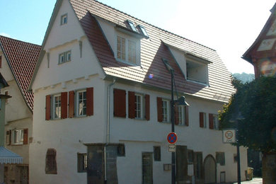 Großes, Dreistöckiges Uriges Haus mit Steinfassade und Ziegeldach in Stuttgart