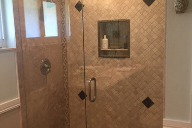 Example of a bathroom design in Miami