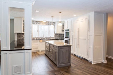 Inspiration for a cottage home design remodel in Cleveland