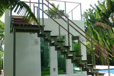 Example of a minimalist patio design in Miami