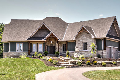Example of an arts and crafts home design design in Toronto