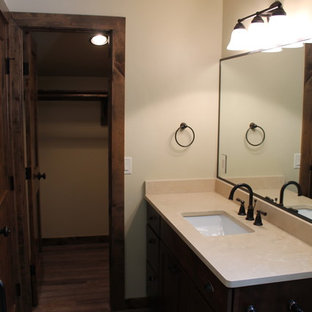 Esempio di una stanza da bagno contemporanea di medie dimensioni con ante in stile shaker, ante marroni, piastrelle beige, piastrelle in travertino, top in superficie solida, porta doccia a battente e top beige