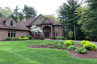 This is an example of a mid-sized contemporary full sun front yard landscaping in Detroit for spring.