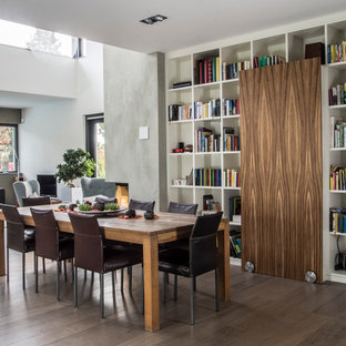 ボンのコンテンポラリースタイルのLDKの画像 (白い壁、無垢フローリング、暖炉なし、茶色い床)