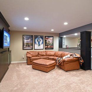 他の地域の大きいトランジショナルスタイルのおしゃれな着席型バー (アンダーカウンターシンク、シェーカースタイル扉のキャビネット、濃色木目調キャビネット、御影石カウンター、赤いキッチンパネル、磁器タイルの床、茶色い床) の写真