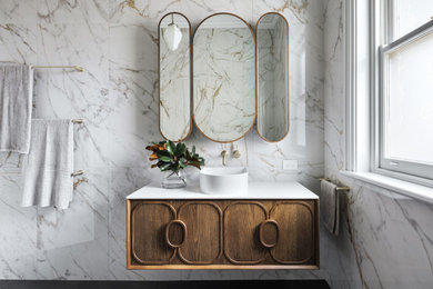 Idée de décoration pour une salle de bain design en bois foncé avec une vasque, un sol noir, un plan de toilette blanc, meuble simple vasque et meuble-lavabo suspendu.