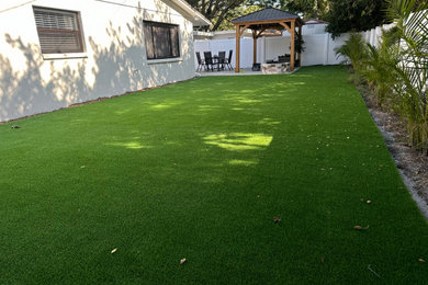 Inspiration for a modern landscaping in Tampa.