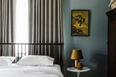 Foto de dormitorio principal tradicional con paredes azules y suelo de madera clara