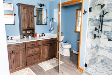Example of a farmhouse bathroom design in New York