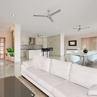 ダーウィンのコンテンポラリースタイルのLDKの画像 (ベージュの壁、暖炉なし)