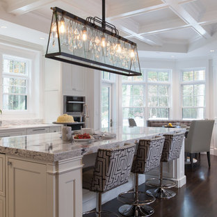 cuisine avec un sol en contreplaqué et 2 îlots photos et