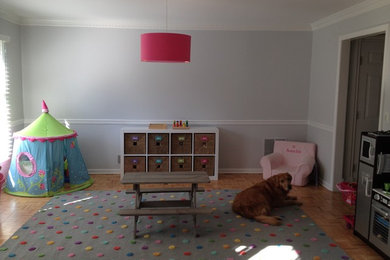 Ejemplo de dormitorio infantil de 1 a 3 años minimalista grande con paredes grises y suelo de madera en tonos medios