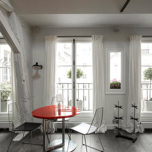 パリの広いコンテンポラリースタイルのLDKの画像 (白い壁、無垢フローリング)