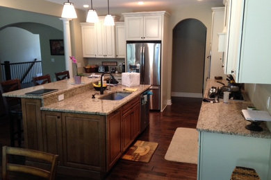 Minimalist eat-in kitchen photo in Detroit with an island