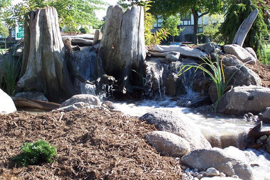 Inspiration for a traditional landscaping in Detroit.