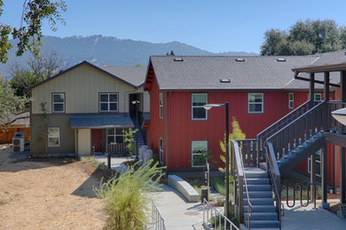 サンフランシスコにある中くらいなトラディショナルスタイルのおしゃれな家の外観 (コンクリート繊維板サイディング、アパート・マンション) の写真
